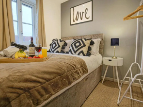 Spacious 3 Bedroom Home in Milton Keynes by HP Accommodation - Free Parking & WiFi