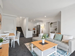 Stylish 1-bed Apartment With Balcony & Pool Access