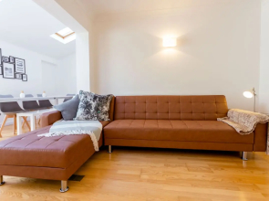 The Queen Edith Place - Lovely 6BDR Home in Secluded Neighbourhood