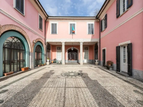 Elisabeth in Villa with Private Parking