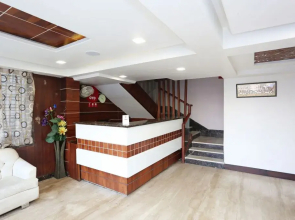 FabExpress Mezbaan Regency by OYO Rooms