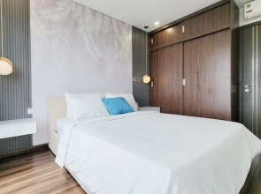 Modern Condo steps from Vincom Plaza
