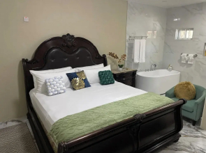 360 Rokview Suites