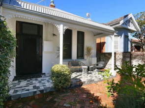 Designer 2 Bedroom House with Garden in Northbridge