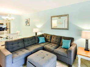 Pool Deck Access & Walk to Beach: Hilton Head Unit