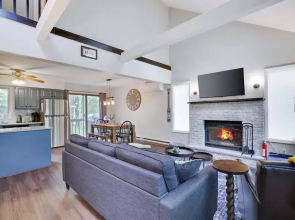 Dreamy Lake House With Fireplace, Firepit & Pet Friendly