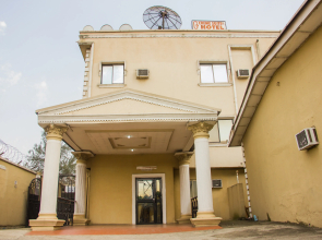 Creme Suites & Hotel