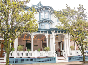 Carroll Villa Hotel