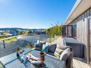 Sunshine Lookout - Raglan Holiday Home