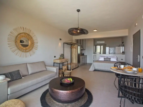 Grand Blue Beach Apartments & Suites