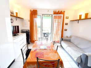 House with 2 Bedrooms in Vendres, with Shared Pool And Furnished Terrace - 300 M From the Beach