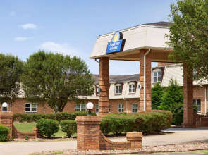 Days Inn and Suites by Wyndham Sikeston