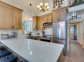 Unwind in Cle Elum: Hot Tub & Cozy Fireplace!