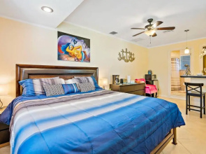 Guest Suite Tropicana Self Check in Private Entrance King Bed Free Parking Near PGA Beaches Roger Dean Stadium Fitteam Ballpark