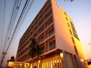 B2 Premier Hotel & Resort