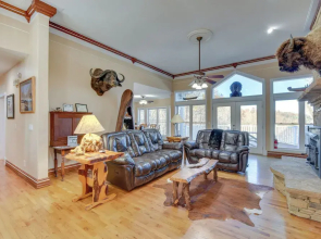 Blairsville Mansion w/ Hot Tub, Casino + Games!