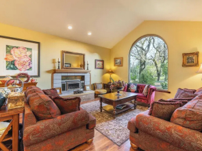 Valley of the Moon by Avantstay Tranquil Escape, Large Yard w/ Hot Tub & Fire Pit