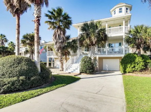 Spacious Tybee Island Retreat w/ Private Pool