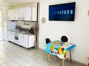 Studio avec vue sur la mer balcon et wifi a Le Marin a 1 km de la plage