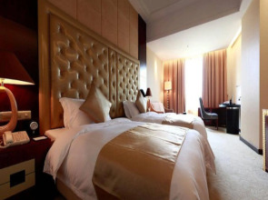 Yuexiu Hotel Guangzhou,Curio Collection by Hilton-Free shuttle between hotel and Exhibition Center during Canton Fair & Exhibitor Registration Counter