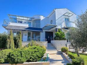 Villa Aylin, 5-bed, Next to the sea