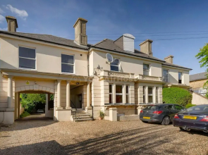 One bedroom central Slough with parking