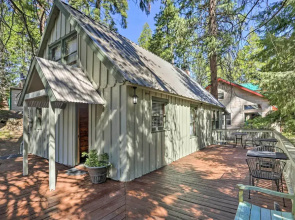 Half-mi to Shaver Lake: Cabin w/ Wraparound Deck