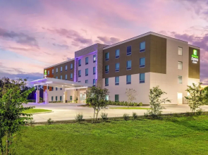 Holiday Inn Express & Suites Macclenny by IHG