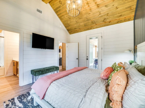 Chic Forest Hideaway in Broken Bow w/ Hot Tub