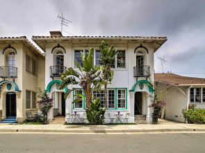 Charming Renovated Avalon Townhome, Walk to Beach!