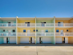 Florida Getaway - Balconies, Grill & Near Beaches!