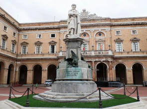 4 bedrooms appartement with enclosed garden and wifi at Recanati 8 km away from the beach