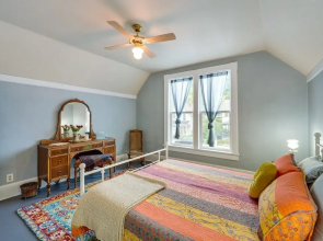 Charming La Conner Vacation Home w/ Fireplace!