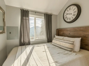Das Tree Haus 1 Bedroom Home by NW Comfy Cabins by RedAwning