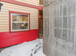 I Spy - Cozy Pet Friendly, Ski In/Ski Out Condo with Private Hot Tub