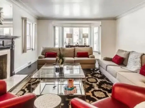 Spacious 5br Sleeps 10 University District 5 Bedroom Home