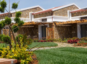 Akrolithos luxury suites