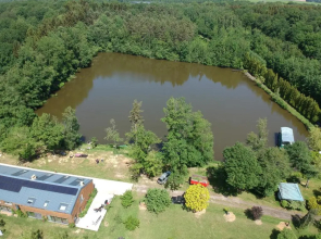 le bateau sur lac privé de 2 hectares poissonneux au milieu des bois