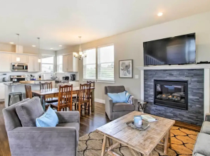 Walk to Beach: Ocean Shores House w/ Fireplace