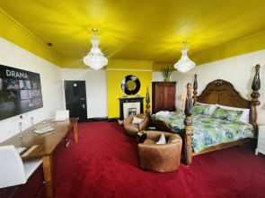 Captain Chevalle Penthouse Studio Apartment