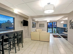 Super 8 Motel - Shelby