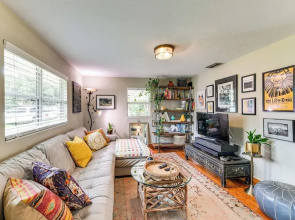 < 3 Mi to Dtwn: Pet-friendly Sarasota Stay w/ Yard