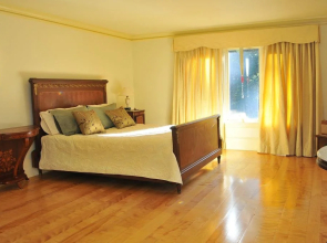 Bass Manor Bed and Breakfast & Art Museum