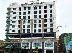 Holiday Villa Hotel & Suites