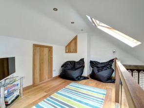 Bright Holiday Home in Saint Kew With Fireplace
