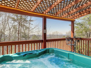 Secluded Sevierville Cabin: Hot Tub & Mtn Views!