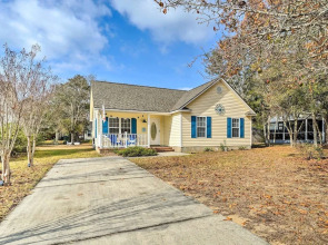 Oak Island Hideaway Hut ~ 1 Mi to Long Beach!