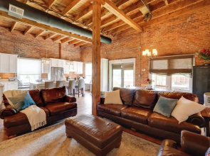 Dtwn Lynchburg Apt w/ Shared Deck: Pets Welcome!