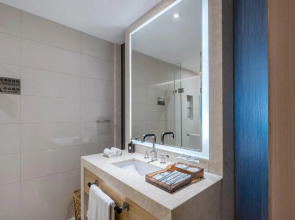 Guangzhou Pearl River International Hotel （Yijing Lu Metro Station）