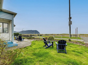 Beachfront Cottage on Seaside Promenade w/ Hot Tub